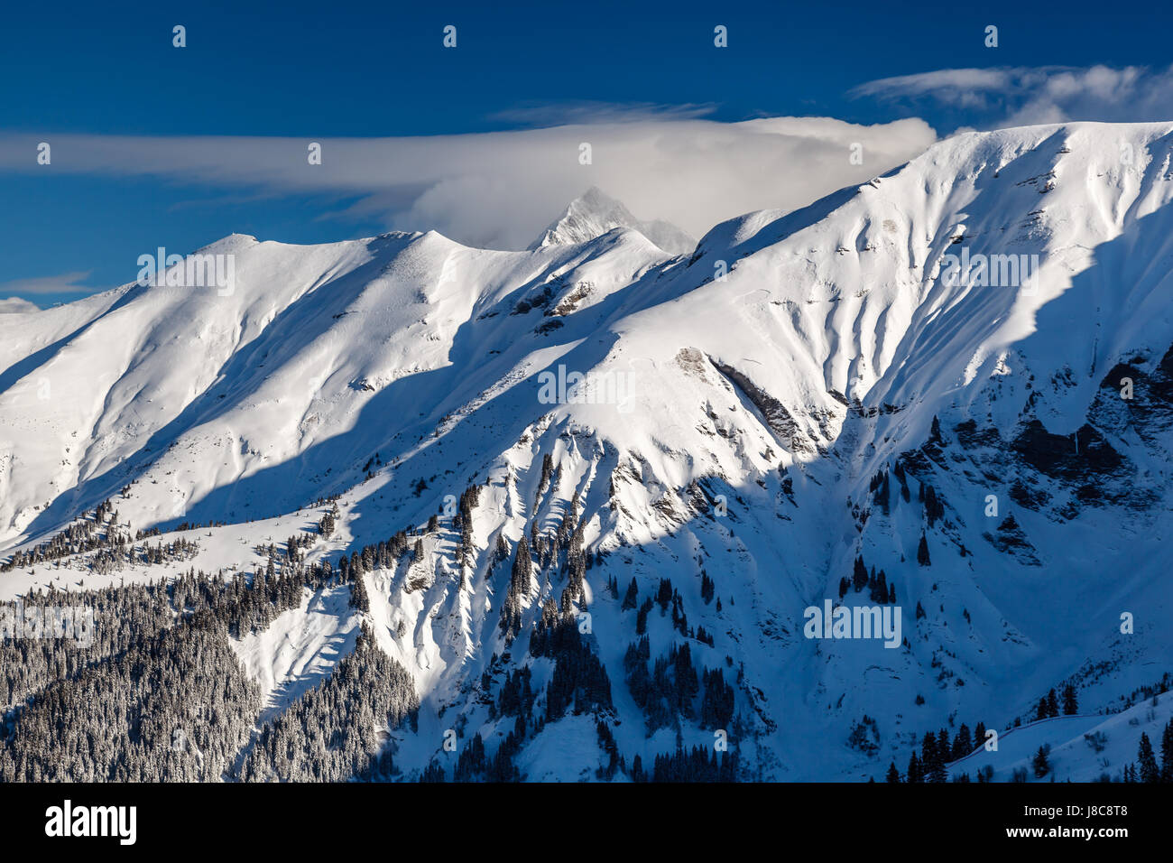 Picco di montagna e pista da sci vicino a Megeve nelle Alpi francesi, Francia Foto Stock