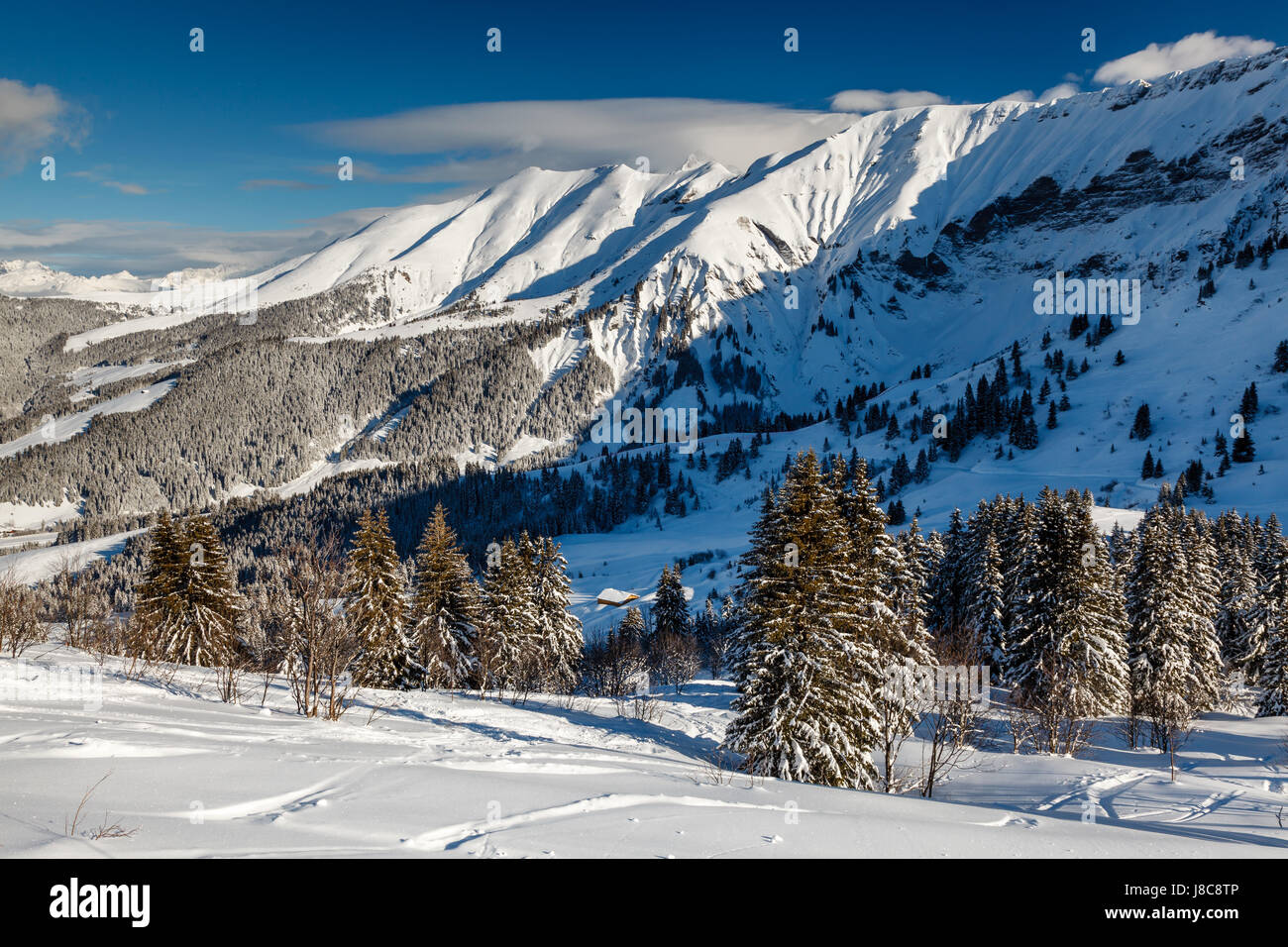 Picco di montagna e pista da sci vicino a Megeve nelle Alpi francesi, Francia Foto Stock