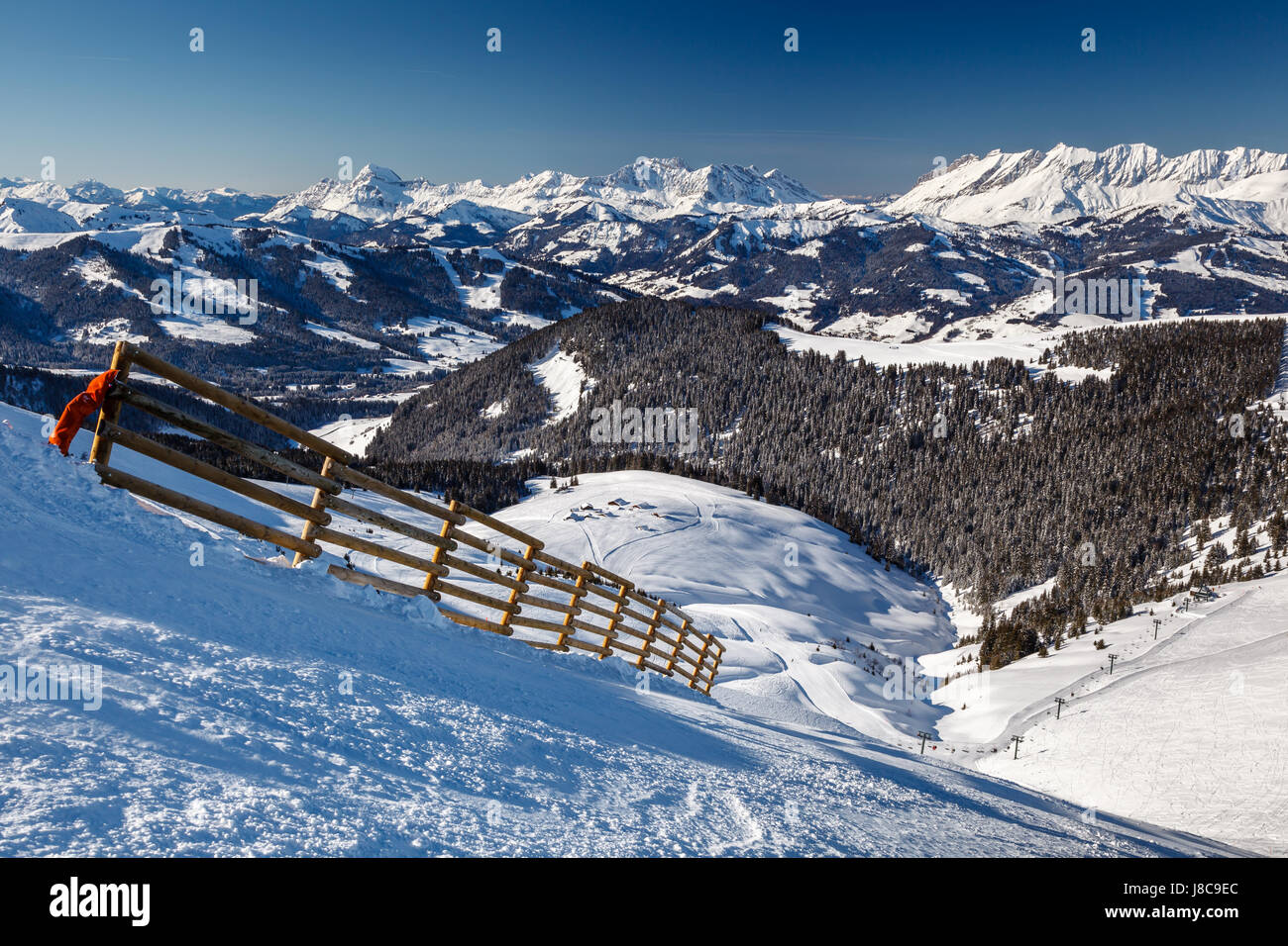 Picco di montagna e pista da sci vicino a Megeve nelle Alpi francesi, Francia Foto Stock
