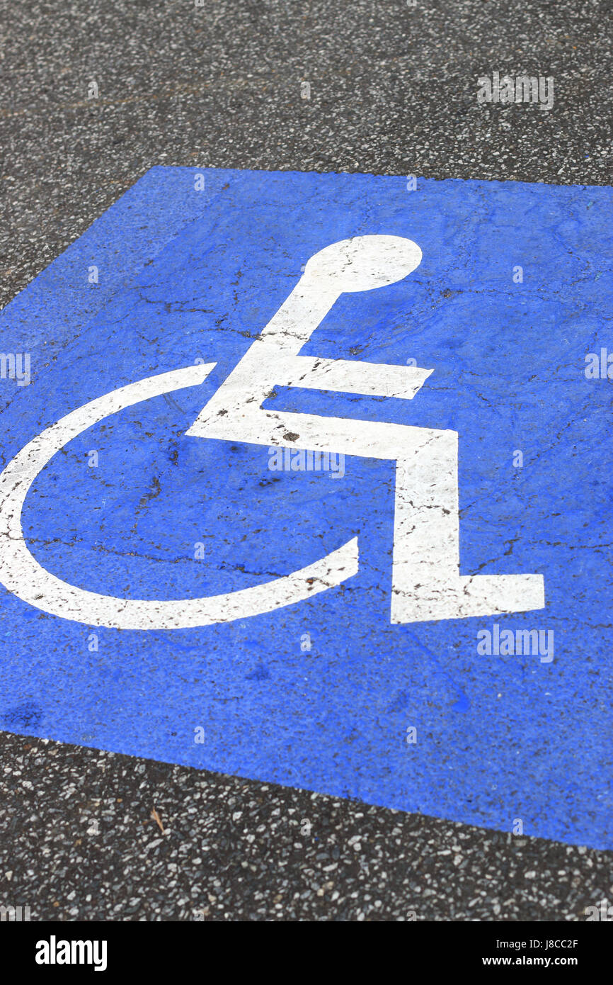 Dipinto di disabilitare il simbolo di parcheggio su asfalto Foto Stock