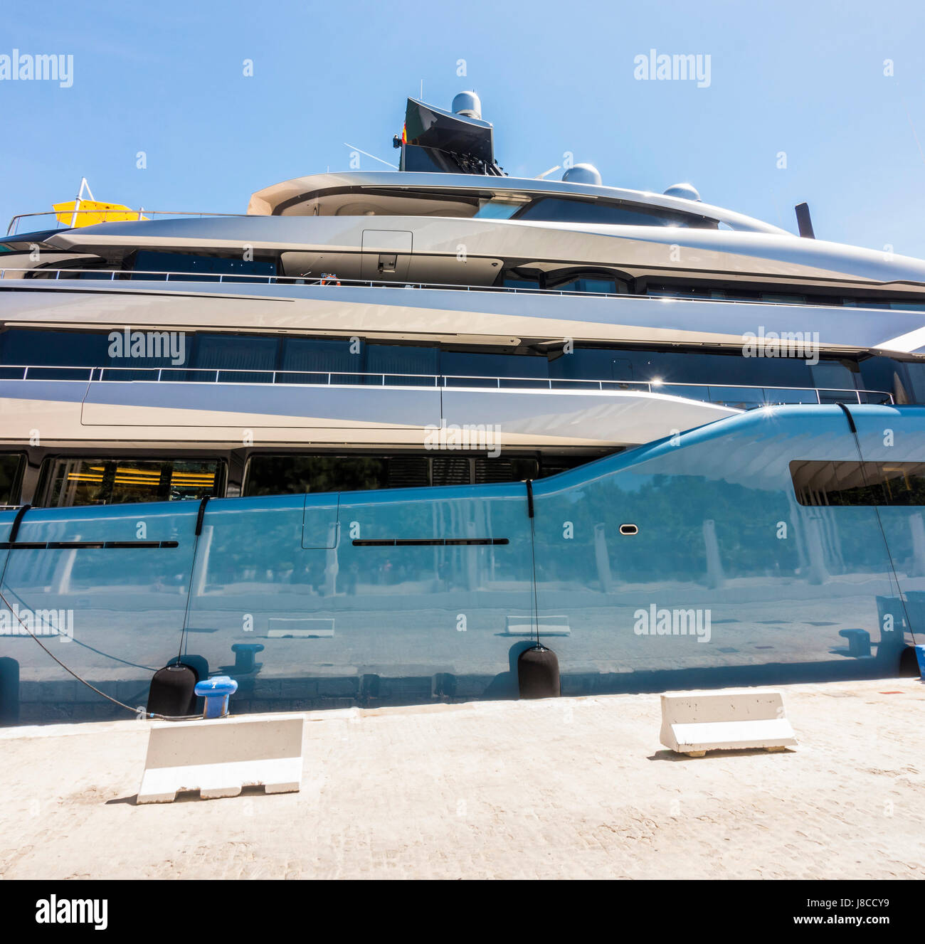 Aviva mega yacht, super yacht, yacht, barche, di proprietà del miliardario britannico proprietario Joe Lewis, ormeggiata nel porto di Malaga, Andalusia, Spagna. Foto Stock