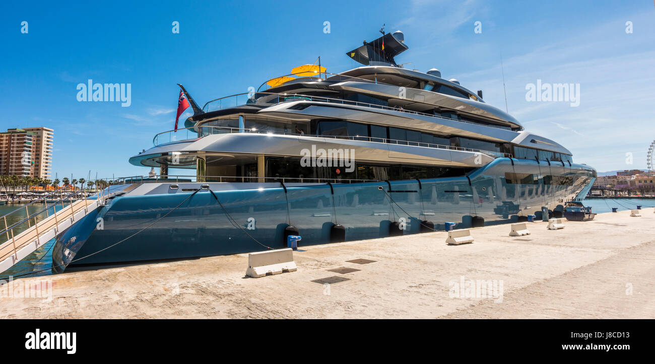 Aviva mega yacht, super yacht, yacht, barche, di proprietà del miliardario britannico proprietario Joe Lewis, ormeggiata nel porto di Malaga, Andalusia, Spagna. Foto Stock