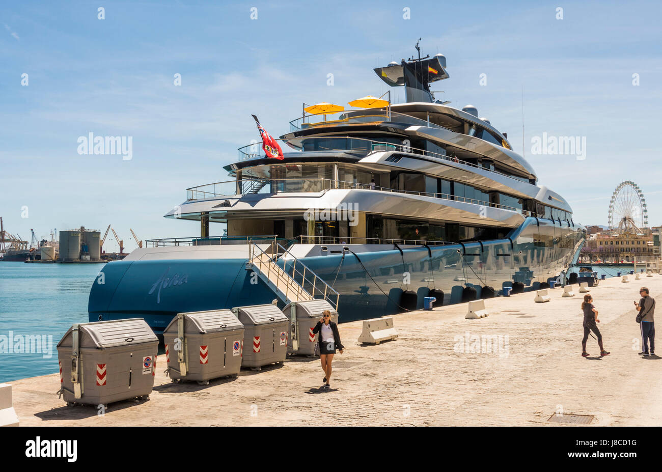 Aviva mega yacht, super yacht, yacht, barche, di proprietà del miliardario britannico proprietario Joe Lewis, ormeggiata nel porto di Malaga, Andalusia, Spagna. Foto Stock