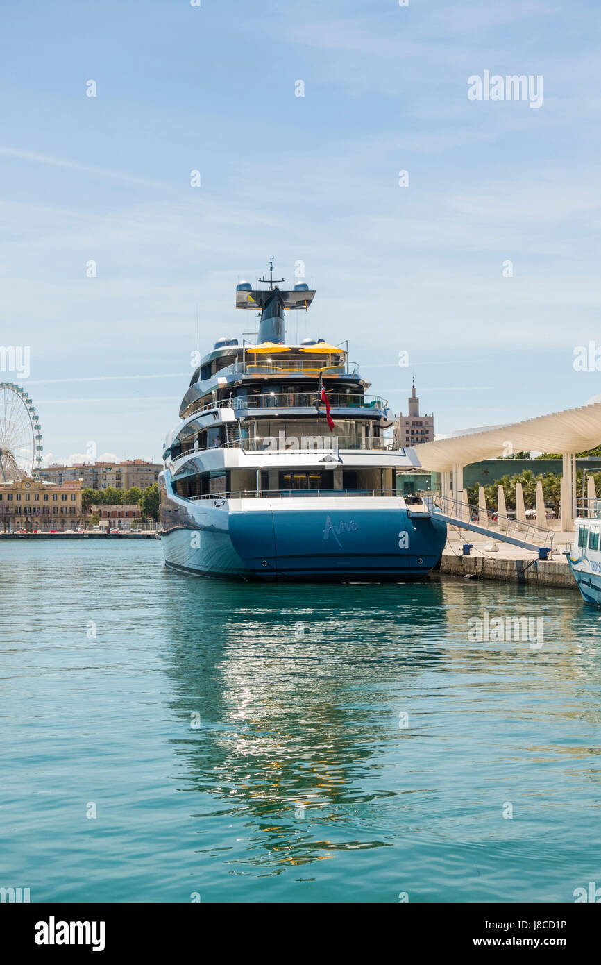 Aviva mega yacht, super yacht, yacht, barche, di proprietà del miliardario britannico proprietario Joe Lewis, ormeggiata nel porto di Malaga, Andalusia, Spagna. Foto Stock