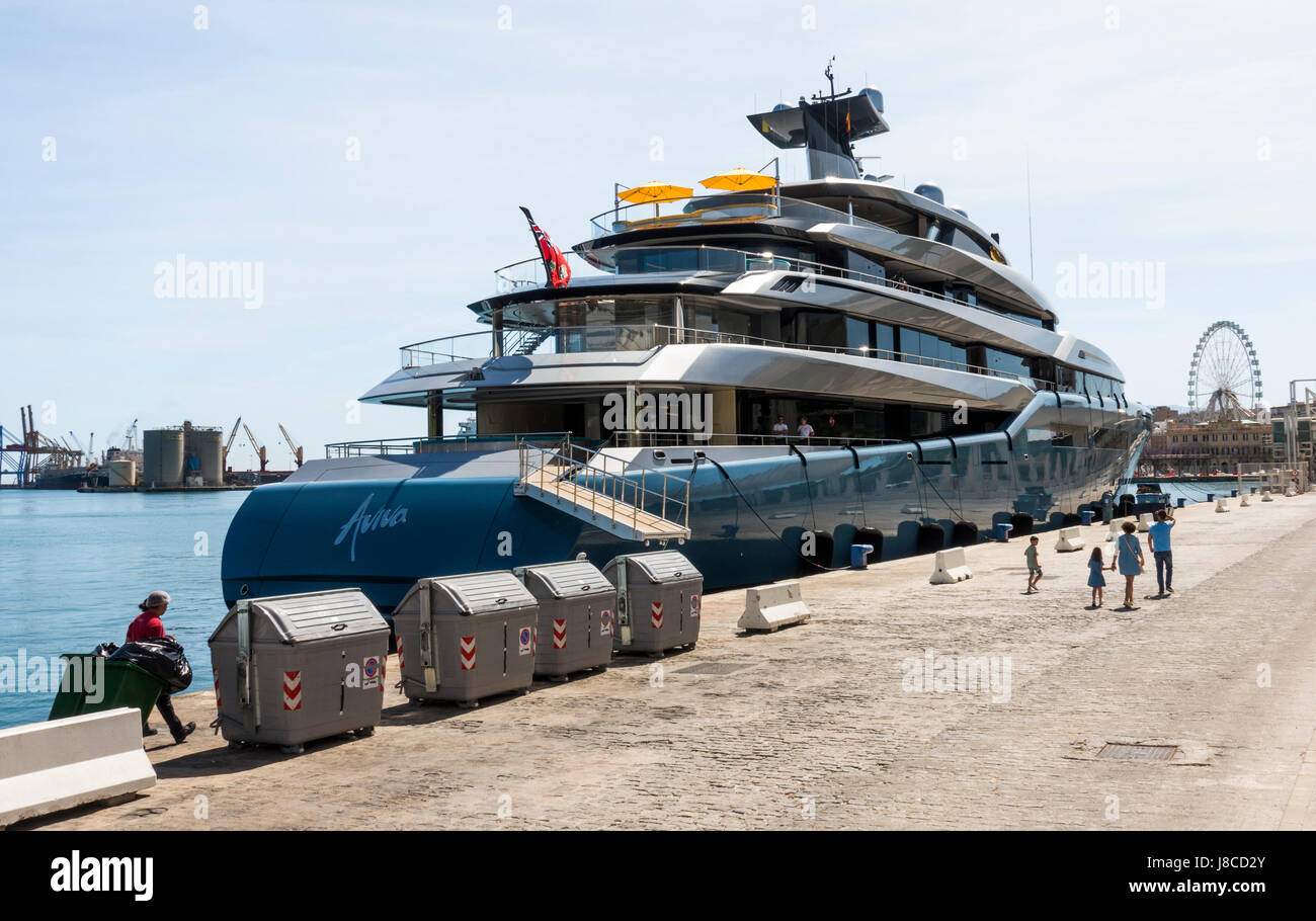 Aviva mega yacht, super yacht, yacht, barche, di proprietà del miliardario britannico proprietario Joe Lewis, ormeggiata nel porto di Malaga, Andalusia, Spagna. Foto Stock