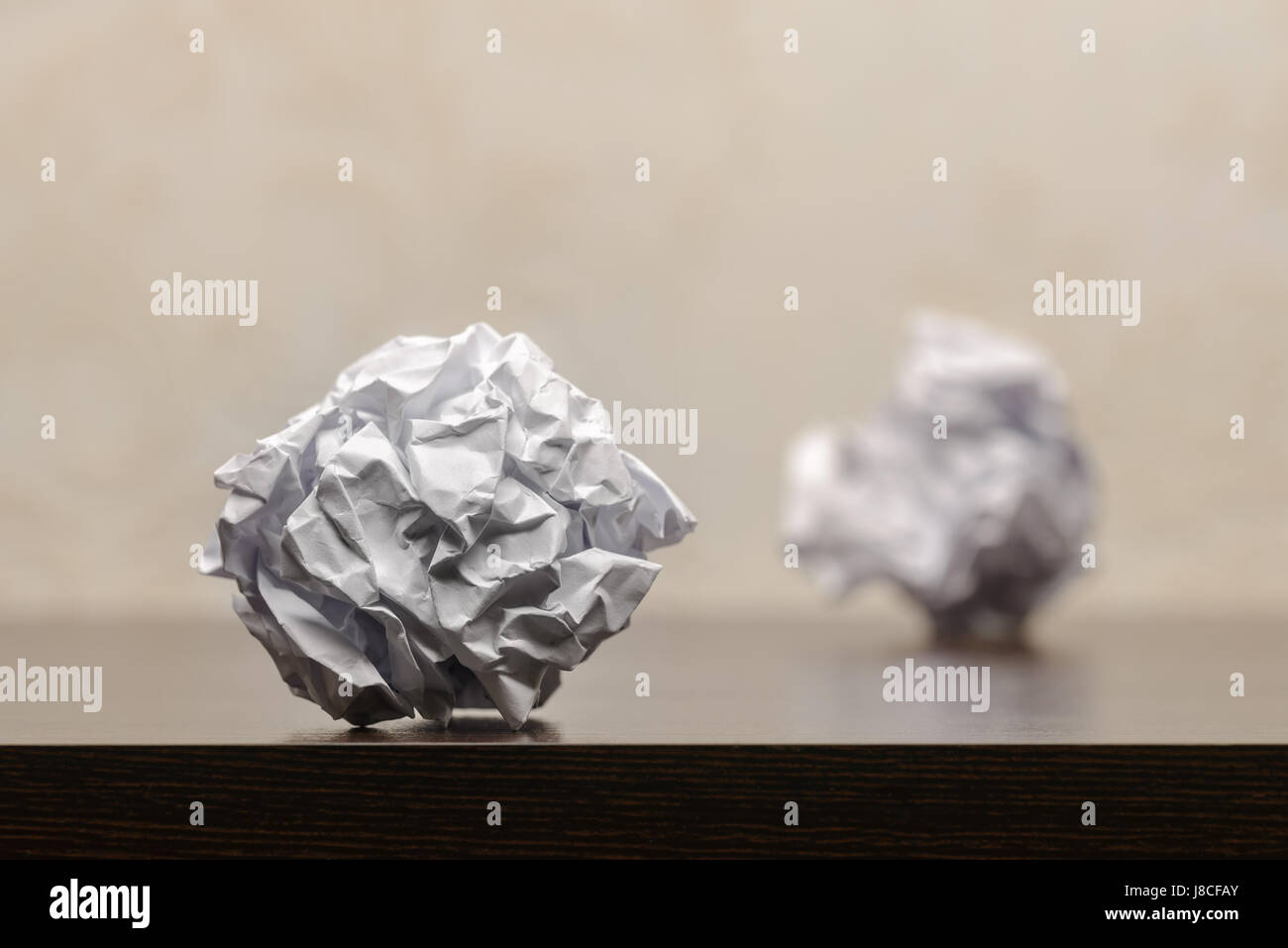 Due carta sgualcita sfere al buio su un tavolo di legno. Attività di ricerca o di processo creativo concept Foto Stock