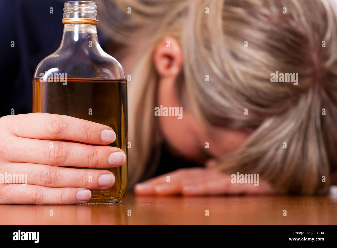 Alcool e abuso - donna bere troppo brandy Foto Stock