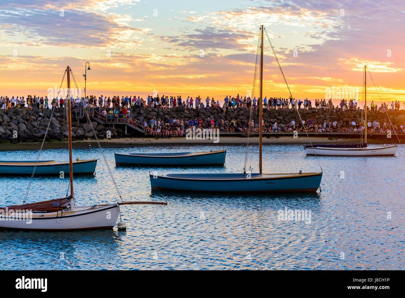 Melbourne, Australia - 28 dicembre 2016: persone di trascorrere del tempo sulla St Kilda Beach al tramonto in una calda giornata estiva, Victoria, Australia Foto Stock