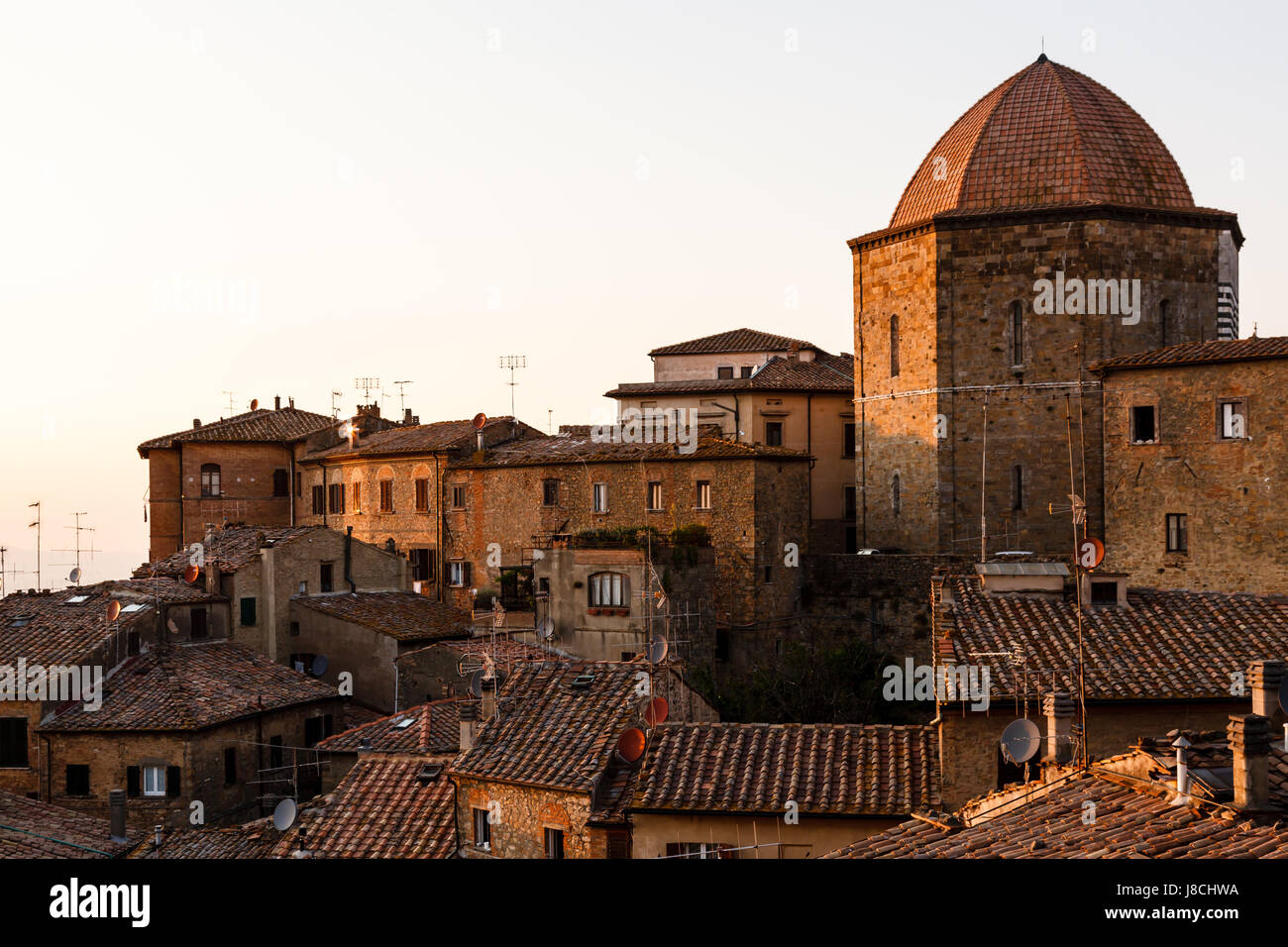 Serata nella piccola città di Volterra in Toscana, Italia Foto Stock