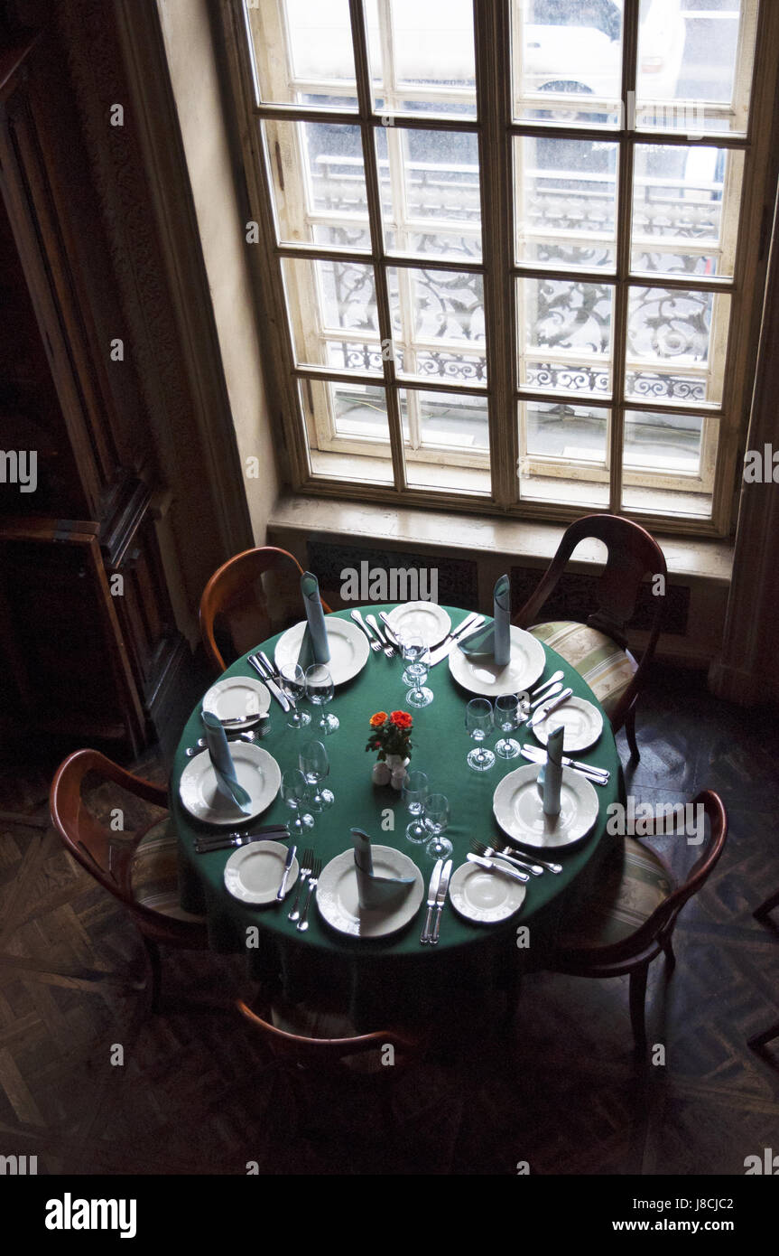 Mosca: set table per gli interni del Cafe Pushkin, un famoso ristorante aperto nel 1999 all'interno di un palazzo del XIX secolo palazzo barocco nel centro della città Foto Stock
