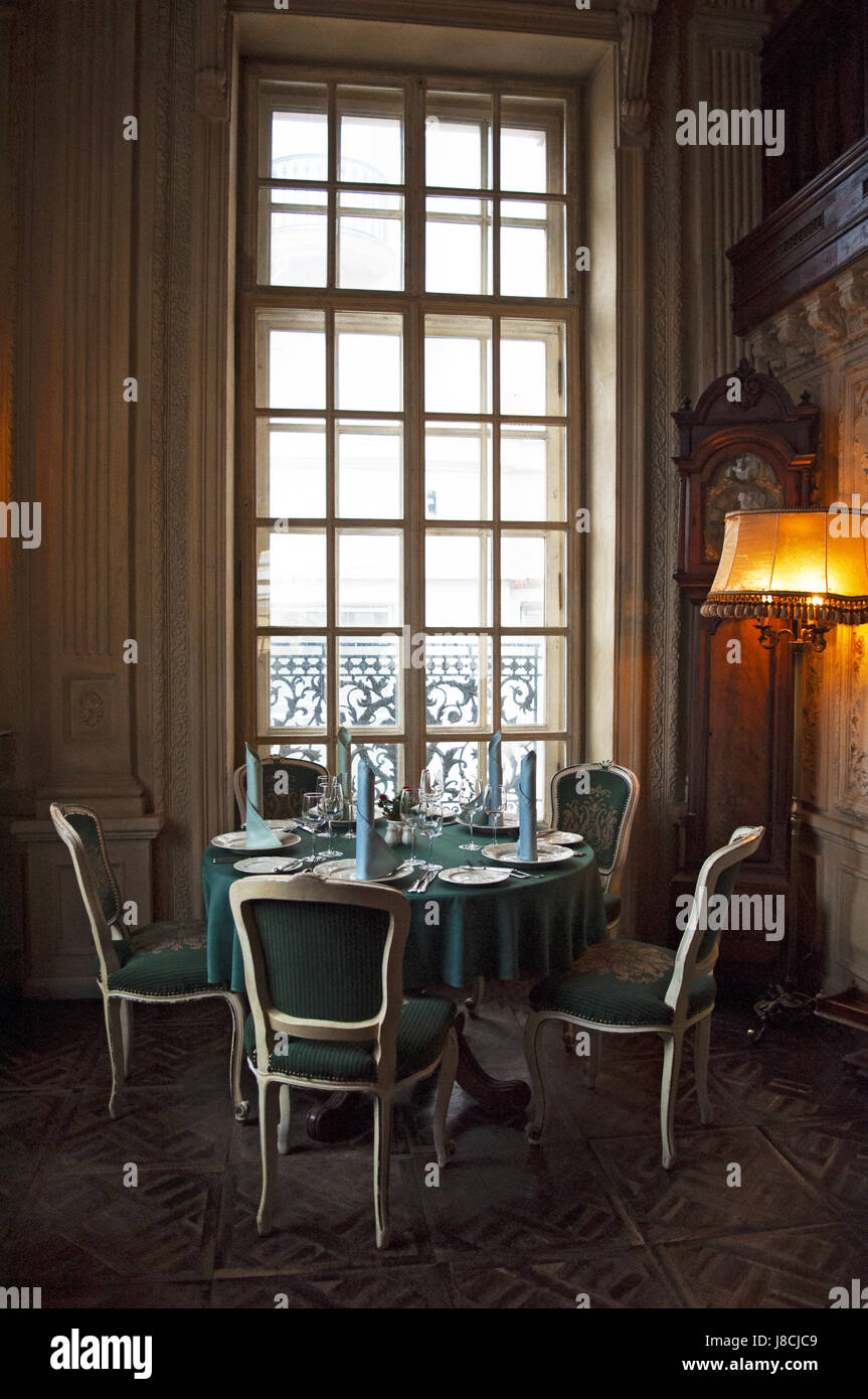 Mosca: set table per gli interni del Cafe Pushkin, un famoso ristorante aperto nel 1999 all'interno di un palazzo del XIX secolo palazzo barocco nel centro della città Foto Stock