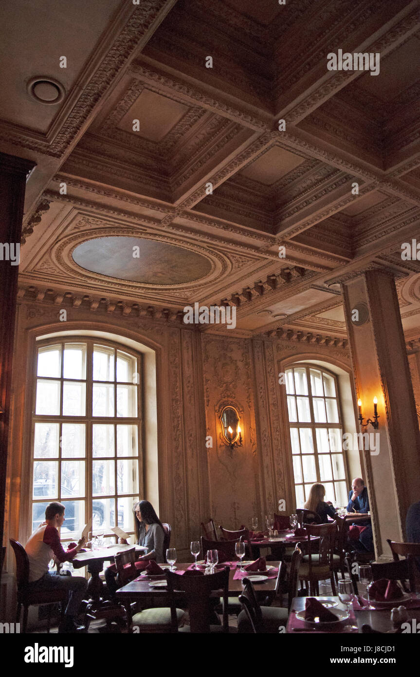 Mosca: persone sedute in Cafe Pushkin, un famoso ristorante e bar aperto nel 1999 all'interno di un palazzo del XIX secolo palazzo barocco nel centro della città Foto Stock