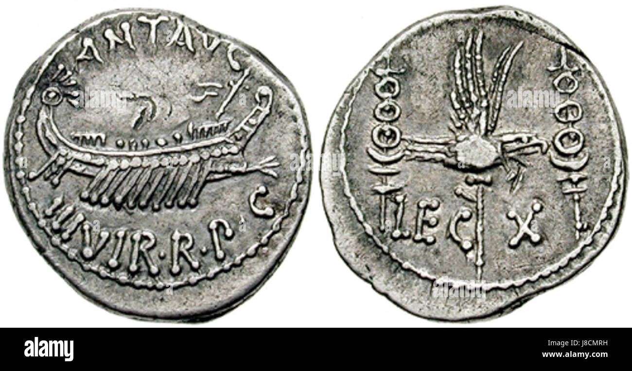 Il Marc Antony Leg X denarius è una moneta romana emessa durante il regno di Marc Antony. Questo denario presenta un ritratto dettagliato di Marc Antony sul dritto, con una raffigurazione della sua legione, la X Legione (Leg X), sul retro. La moneta è un artefatto storico significativo, che riflette il potere militare romano e l'influenza di Marc Antonyâ durante la tarda Repubblica. Foto Stock