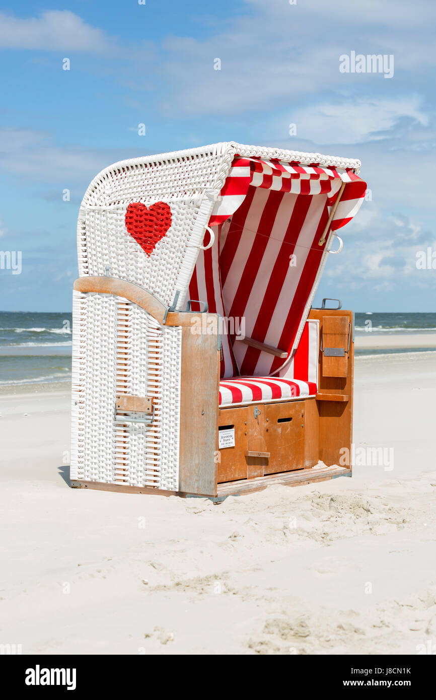 Sedia spiaggia con cuore rosso sulla spiaggia, Amrum, Nord Isole Frisone, Schleswig-Holstein, Germania Foto Stock