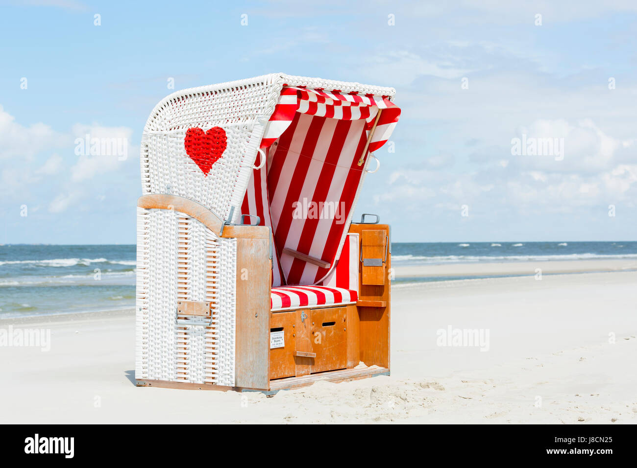 Sedia spiaggia con cuore rosso sulla spiaggia, Amrum, Nord Isole Frisone, Schleswig-Holstein, Germania Foto Stock