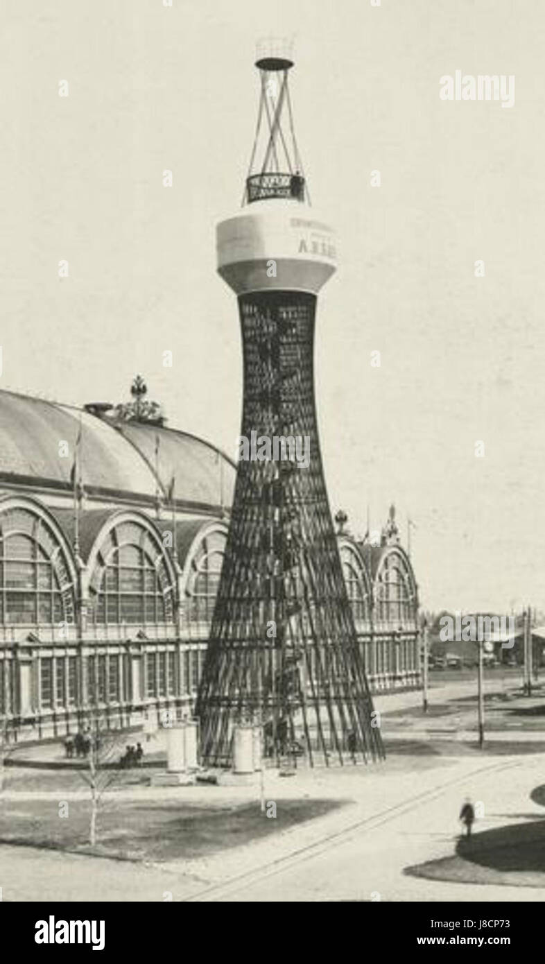 La prima torre Shukhov, costruita nel 1896 a Nizhny Novgorod, in Russia, fu una struttura in acciaio pionieristica e una delle prime torri iperboloidi al mondo. Progettato dall'ingegnere Vladimir Shukhov, segnò un significativo progresso nell'ingegneria e nell'architettura moderna. Foto Stock