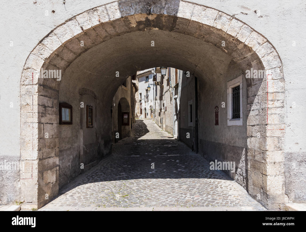 Barrea, Italia - Il comune di Barrea nel Parco Nazionale d'Abruzzo Lazio e Molise, con la Camosciara parco e un lago. Foto Stock