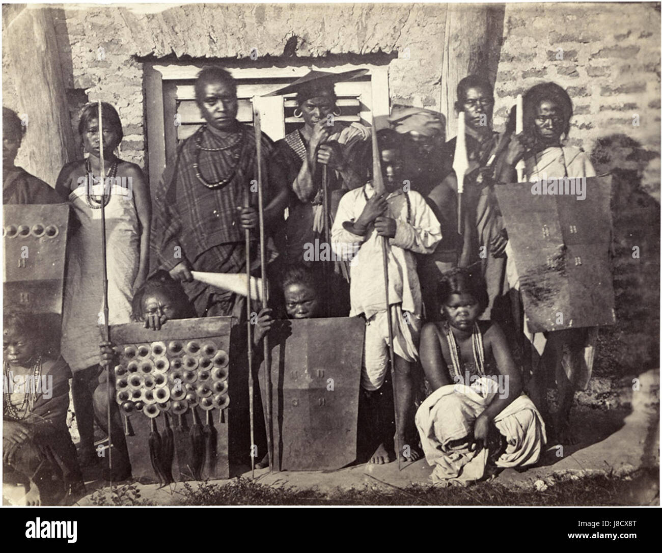 Questo ritratto del 1865 di Cachar, Assam, cattura un gruppo di individui identificati come "biscotti", un termine che potrebbe riferirsi a una comunità o a un gruppo culturale nella regione. Il ritratto offre uno sguardo sulla vita sociale e culturale dell'Assam del XIX secolo. Foto Stock