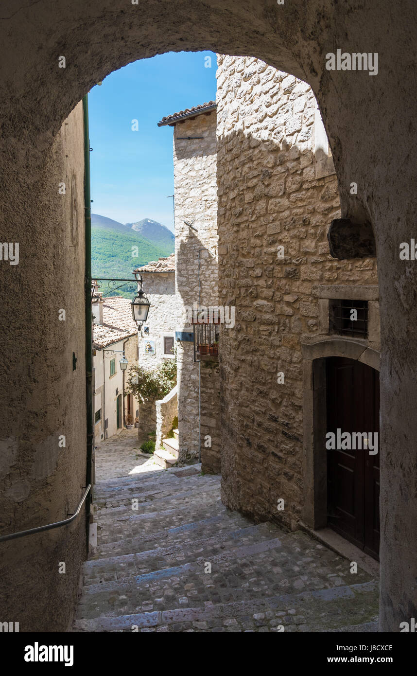 Barrea, Italia - Il comune di Barrea nel Parco Nazionale d'Abruzzo Lazio e Molise, con la Camosciara parco e un lago. Foto Stock