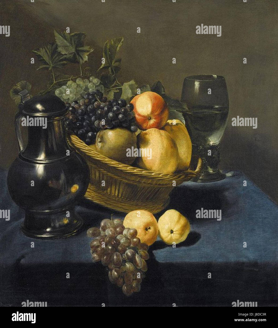 Judith Leyster ancora in vita con mele e uva in un cesto di vimini con un roemer e ewer su un blu Tavolo drappeggiato Foto Stock
