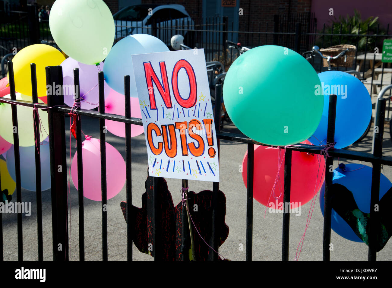 I campi di Londra, Hackney. Protesta contro il governo prevede di tagliare più di 600 insegnanti a Hackney. Un segno sul parco ringhiere dice "No tagli". Foto Stock