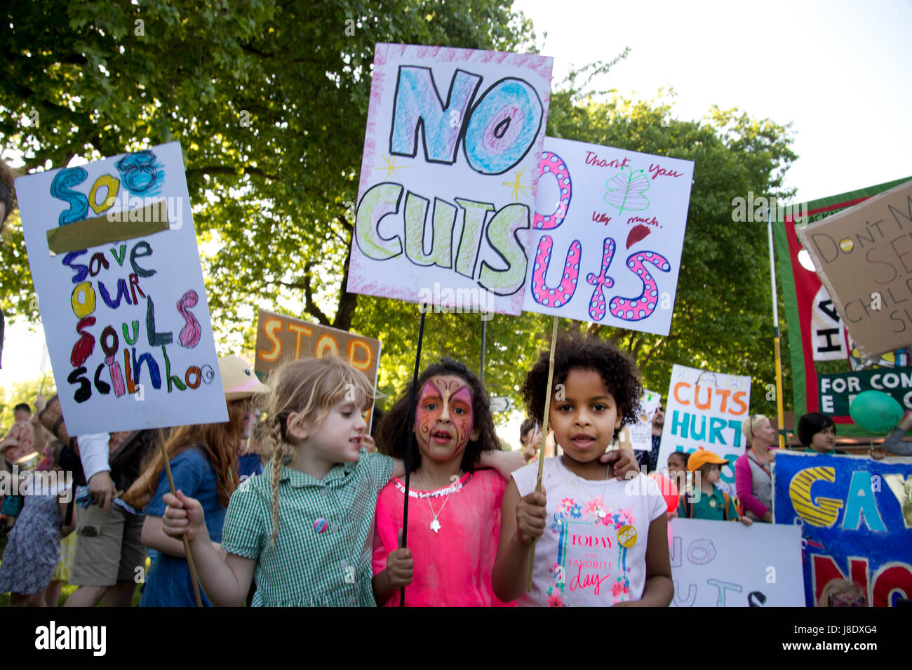 Protesta contro il governo prevede di tagliare più di 600 insegnanti in Hackney.Tre ragazze tenere cartelli dicendo "No tagli' e 'Salva le nostre scuole". Foto Stock