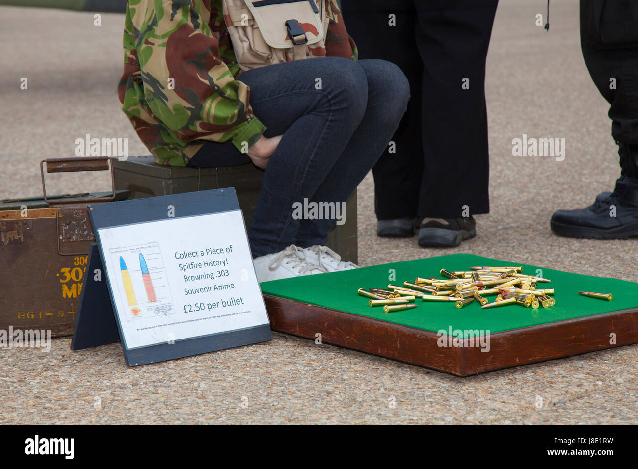 Blackpool, costa di Fylde, Lancashire, Regno Unito. 28 Maggio, 2017. Bank Holiday attrazioni. La vendita di proiettili per carità per aiutare a mantenere il raro lavorando Guerra Mondiale 2 Spitfire. In base a Lytham St Annes Spitfire Visitor Centre Questo aeromobile è un popolare del display e una grande attrazione turistica. Alcune persone possono considerare che la vendita di munizioni di replica è insensibile dopo le settimane evento in Manchester. Credito; MediaWorldImages/AlamyLiveNews Foto Stock