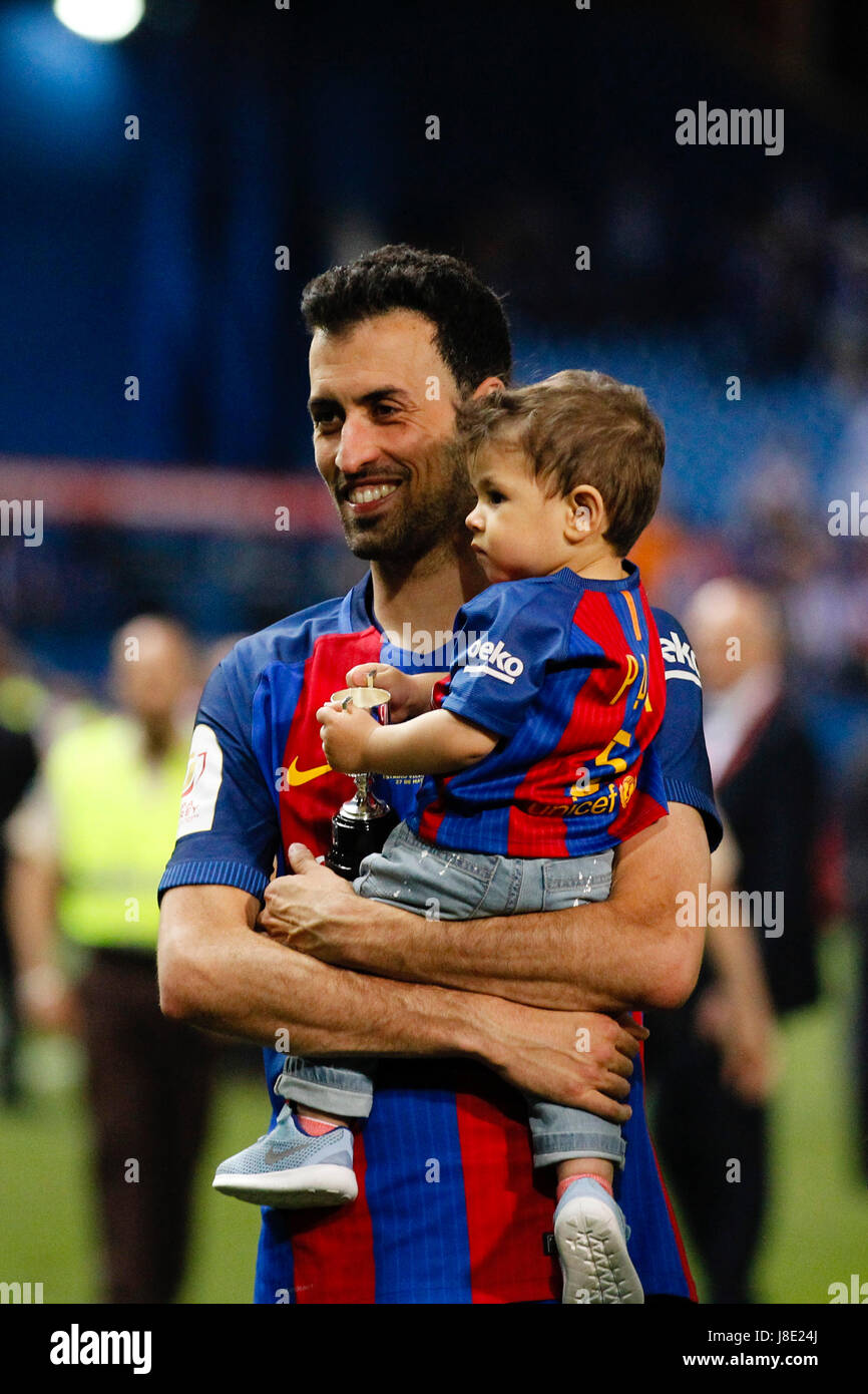 I giocatori e le loro famiglie celebrare la vittoria Sergio Busquets i Burgos (5) FC Barcellona il giocatore. La Copa del Rey tra FC Barcelona vs Deportivo Alaves al Vicente Calderón Stadium a Madrid, Spagna, 27 maggio 2017 . Foto Stock
