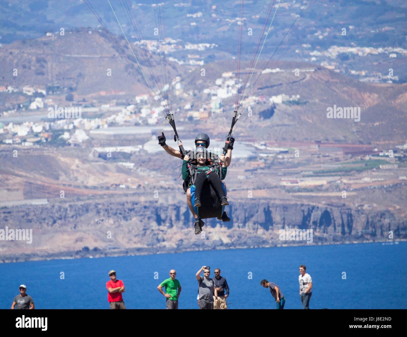 Las Palmas de Gran Canaria, Isole Canarie, Spagna. 28 Maggio, 2017. Meteo: parapendio sul robusto costa nord di Gran Canaria vicino alla capitale, Las Palmas, su una gloriosa la domenica mattina. Credito: ALAN DAWSON/Alamy Live News Foto Stock