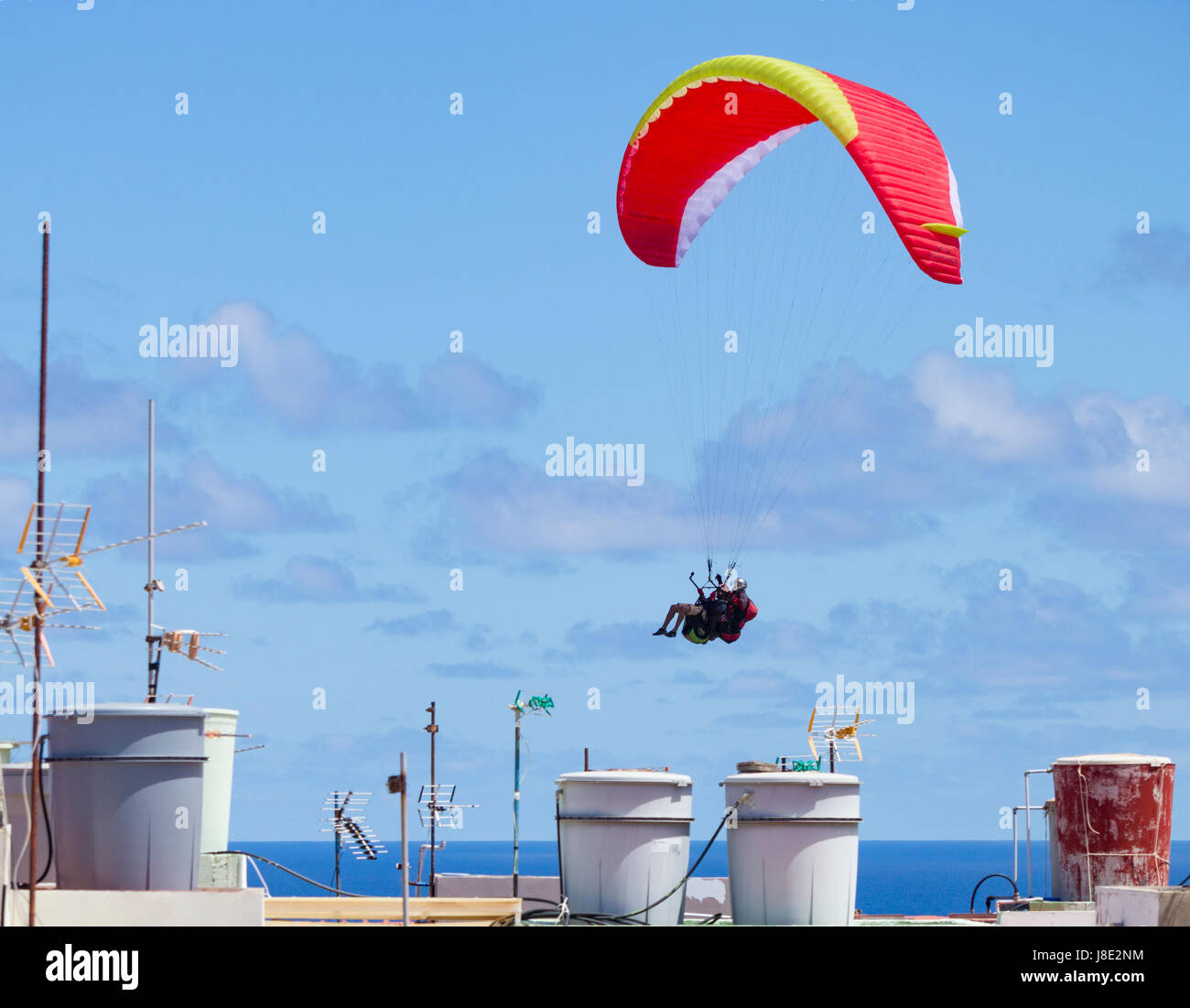 Las Palmas de Gran Canaria, Isole Canarie, Spagna. 28 Maggio, 2017. Meteo: parapendio sul robusto costa nord di Gran Canaria vicino alla capitale, Las Palmas, su una gloriosa la domenica mattina. Credito: ALAN DAWSON/Alamy Live News Foto Stock