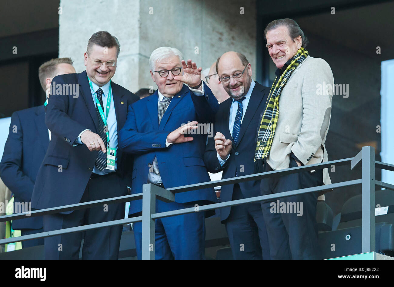 Berlino, Germania. 27 Maggio, 2017. Calcio tedesco Cup Final 2017, Berlino, 27 maggio 2017 Reinhard GRINDEL, Presidente DFB, Frank-Walter Steinmeier ( SPD), Presidente della Germania, Martin Schulz, DOCUP, Gerhard Schroeder ex cancellor tedesco, politici BORUSSIA DORTMUND - EINTRACHT FRANKFURT 2-1 finale di calcio tedesco Cup 2017, DFB-Pokal, Berlin, Germania 27 maggio 2017 Credit: Peter Schatz/Alamy Live News Foto Stock