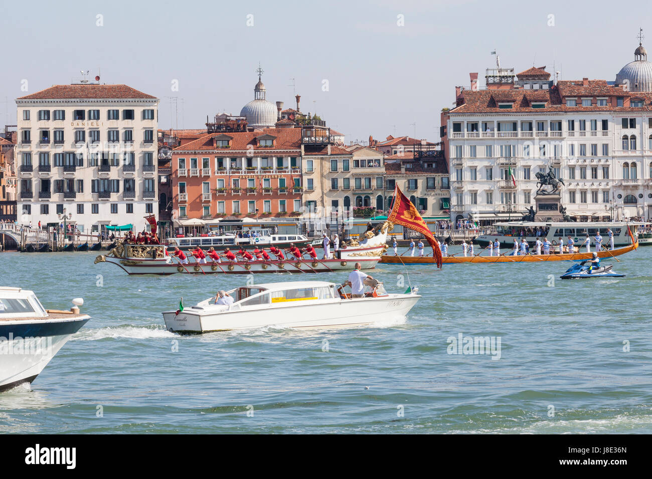 Venezia, Veneto, Italia. 28 Maggio, 2017. Il cerimoniale storico battello la Serenissima portante il dignatories durante l'annuale Sagra de la Sensa durante il quale il Patriach benedice un anello d'oro che è gettato nella laguna di Venezia sposalizio del mare. Foto Stock