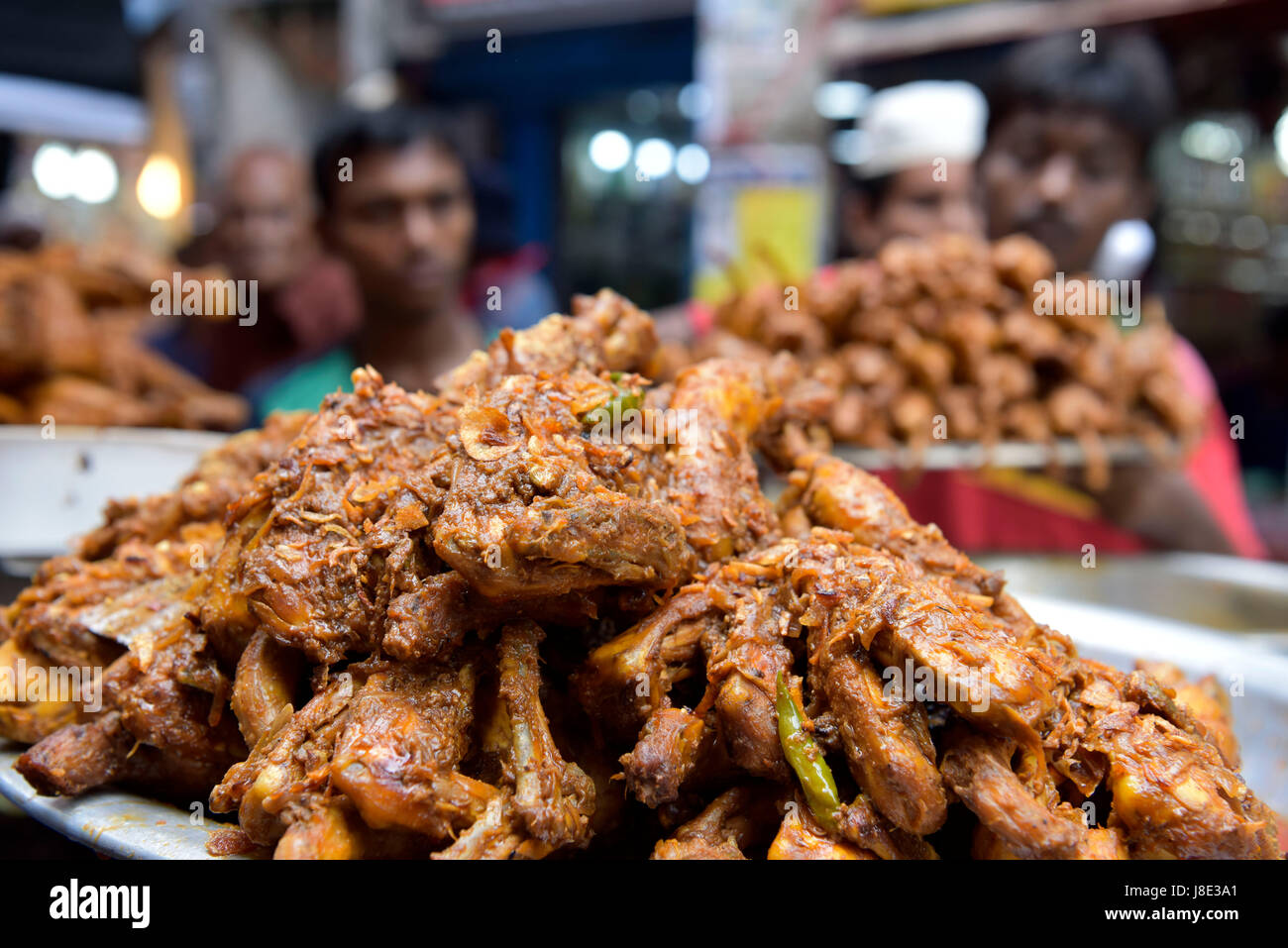 Dacca in Bangladesh. 28 Maggio, 2017. Il primo giorno di musulmani il mese di digiuno del Ramadan, un fornitore del Bangladesh vende Iftar tradizionale a Chawk bazaar a Dhaka, nel Bangladesh. I musulmani di tutto il mondo osservare il santo mese di digiuno del Ramadan, quando essi si astengono dal mangiare, bere e fumare dall alba al tramonto. Credito: SK Hasan Ali/Alamy Live News Foto Stock