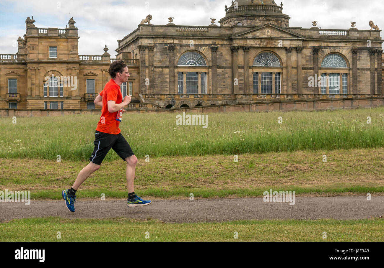 Gosford station wagon, East Lothian, Scozia, Regno Unito. 28 Maggio, 2017. Un maschio singolo runner davanti a Gosford House in Edinburgh Festival Maratona 2017 al km 18 Foto Stock