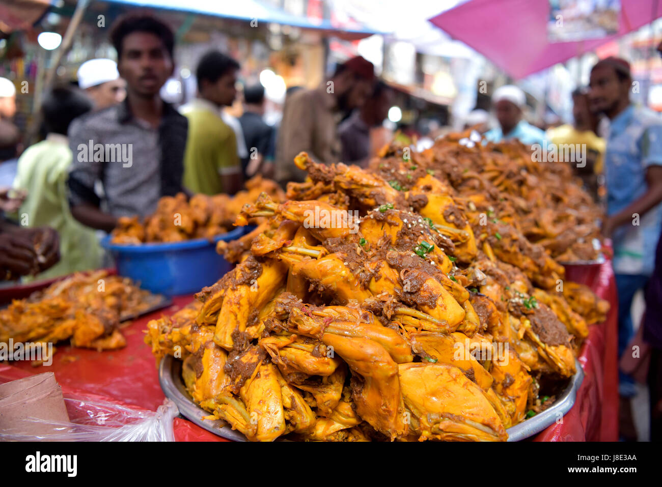 Dacca in Bangladesh. 28 Maggio, 2017. Il primo giorno di musulmani il mese di digiuno del Ramadan, un fornitore del Bangladesh vende Iftar tradizionale a Chawk bazaar a Dhaka, nel Bangladesh. I musulmani di tutto il mondo osservare il santo mese di digiuno del Ramadan, quando essi si astengono dal mangiare, bere e fumare dall alba al tramonto. Credito: SK Hasan Ali/Alamy Live News Foto Stock