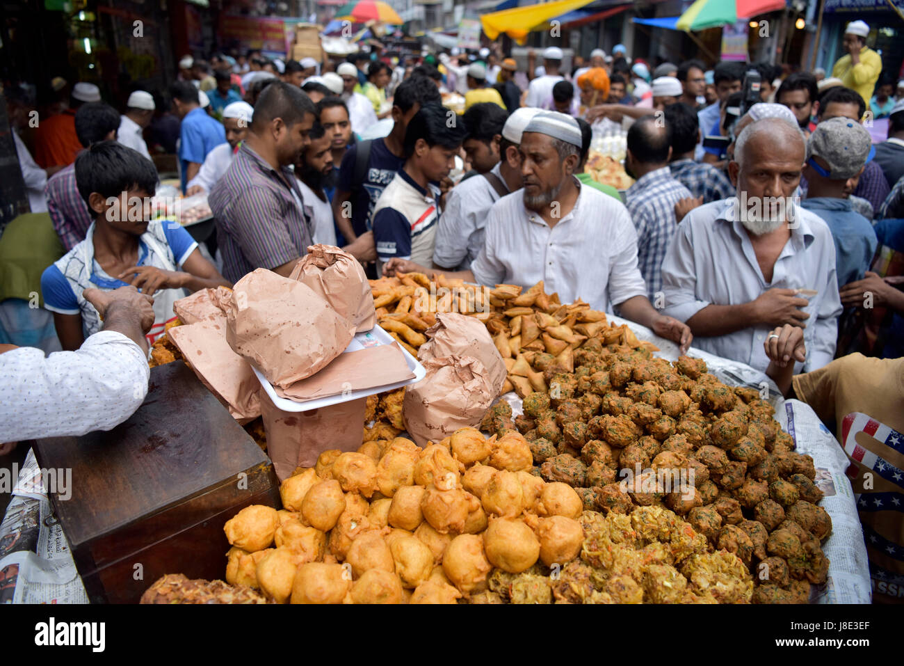 Dacca in Bangladesh. 28 Maggio, 2017. Il primo giorno di musulmani il mese di digiuno del Ramadan, un fornitore del Bangladesh vende Iftar tradizionale a Chawk bazaar a Dhaka, nel Bangladesh. I musulmani di tutto il mondo osservare il santo mese di digiuno del Ramadan, quando essi si astengono dal mangiare, bere e fumare dall alba al tramonto. Credito: SK Hasan Ali/Alamy Live News Foto Stock