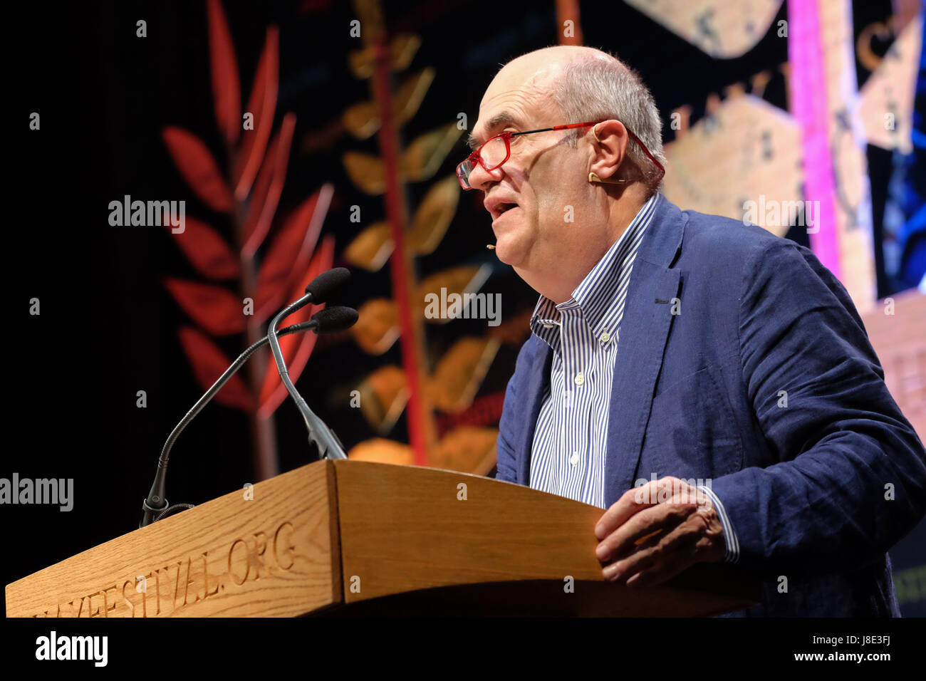 Hay Festival 2017 - Hay on Wye, Wales, Regno Unito - Domenica 28 Maggio 2017 - Autore Colm Toibin sulla fase di lettura di un estratto dal suo ultimo romanzo Casa di nomi - il fieno Festival celebra il suo trentesimo anniversario nel 2017 - Il festival letterario corre fino a domenica 4 giugno. Credito: Steven Maggio/Alamy Live News Foto Stock