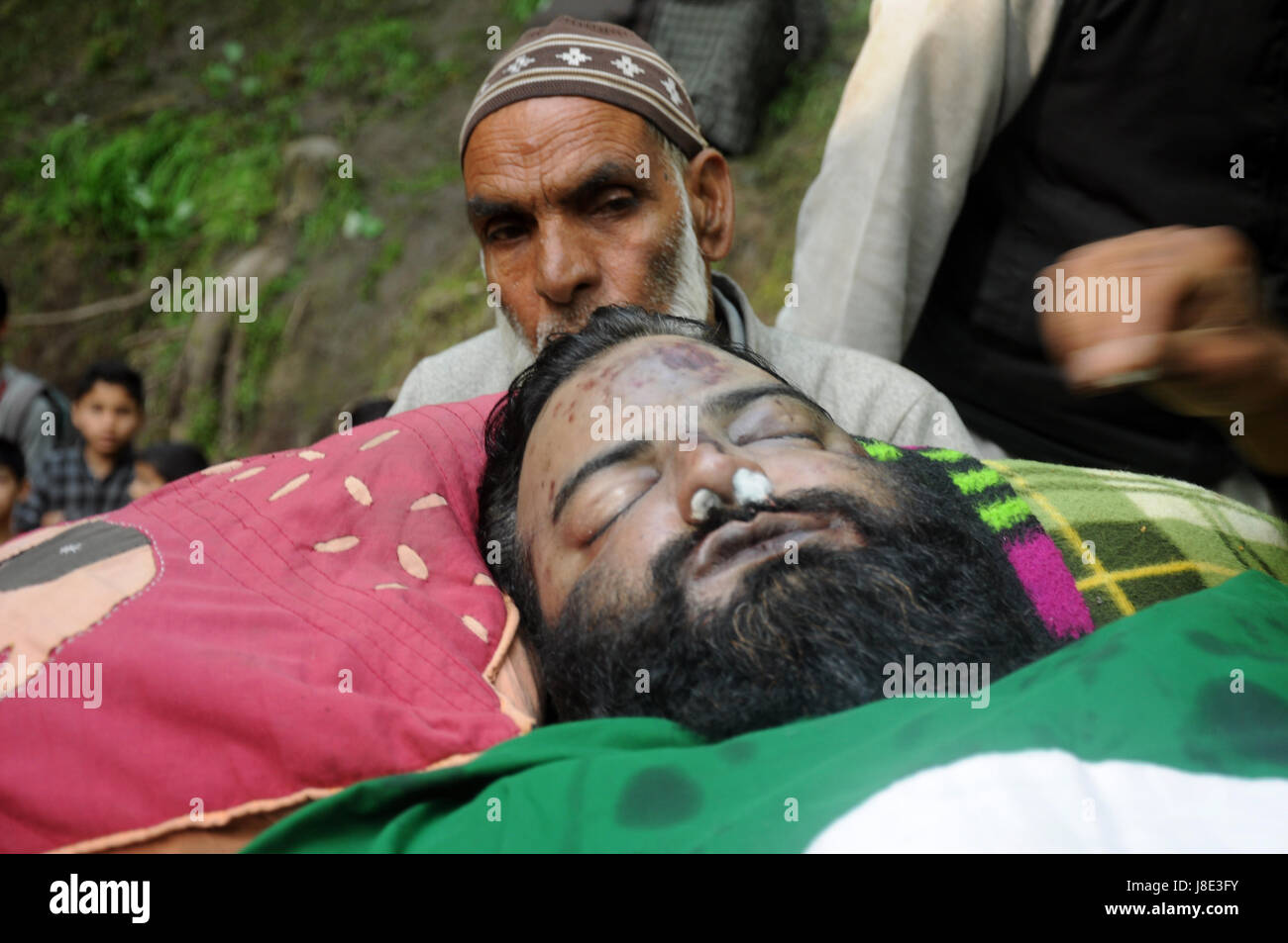 Srinagar Kashmir. 28 Maggio, 2017. Vagisce padre di Sabzar Ahmad Bhat fissando il suo figlio durante il funerale preghiere Credito: Arbaz Mughal Alamy/Live News Foto Stock