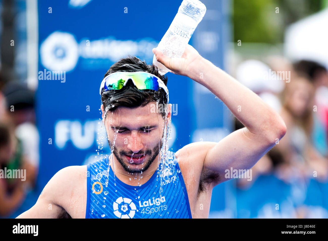 Madrid, Spagna. 28 Maggio, 2017. Atleta spagnolo dopo aver finito la ITU Triathlon World Cup Madrid 2017 il 28 maggio 2017 a Madrid, Spagna. Credito: David Gato/Alamy Live News Foto Stock