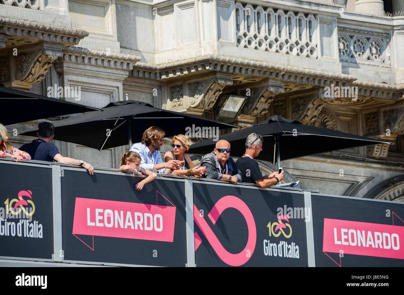 Milano, Italia. 28 Maggio, 2017. La ventunesima e ultima tappa del Giro d'Italia corsa di ciclismo da Monza a Milano (29.3km) termina l'iconico Pizza Duomo nel cuore di Milano. Spectatutors godetevi l'atmosfera vivace. Credito: Alexandre Rotenberg/Alamy Live News Foto Stock