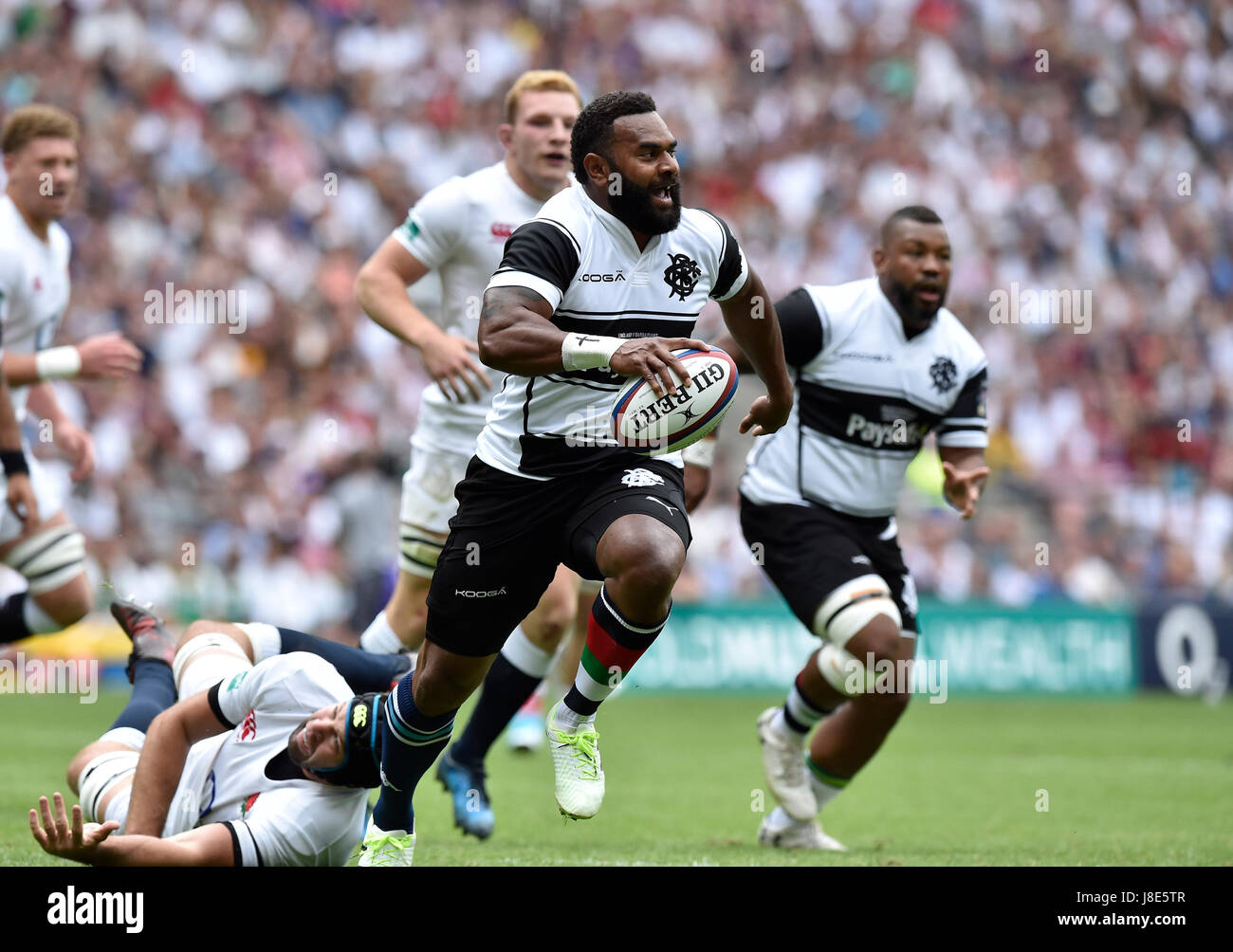 Londra, Inghilterra - 28 Maggio 2017: Timoci Nagusa (Barbari) stava cercando di evitare di attaccare da avversari durante il 2017 Old Mutual ricchezza Cup: Inghilterra vs Barbari a Twickenham Stadium. Credito: Taka Wu/Alamy Live News Foto Stock