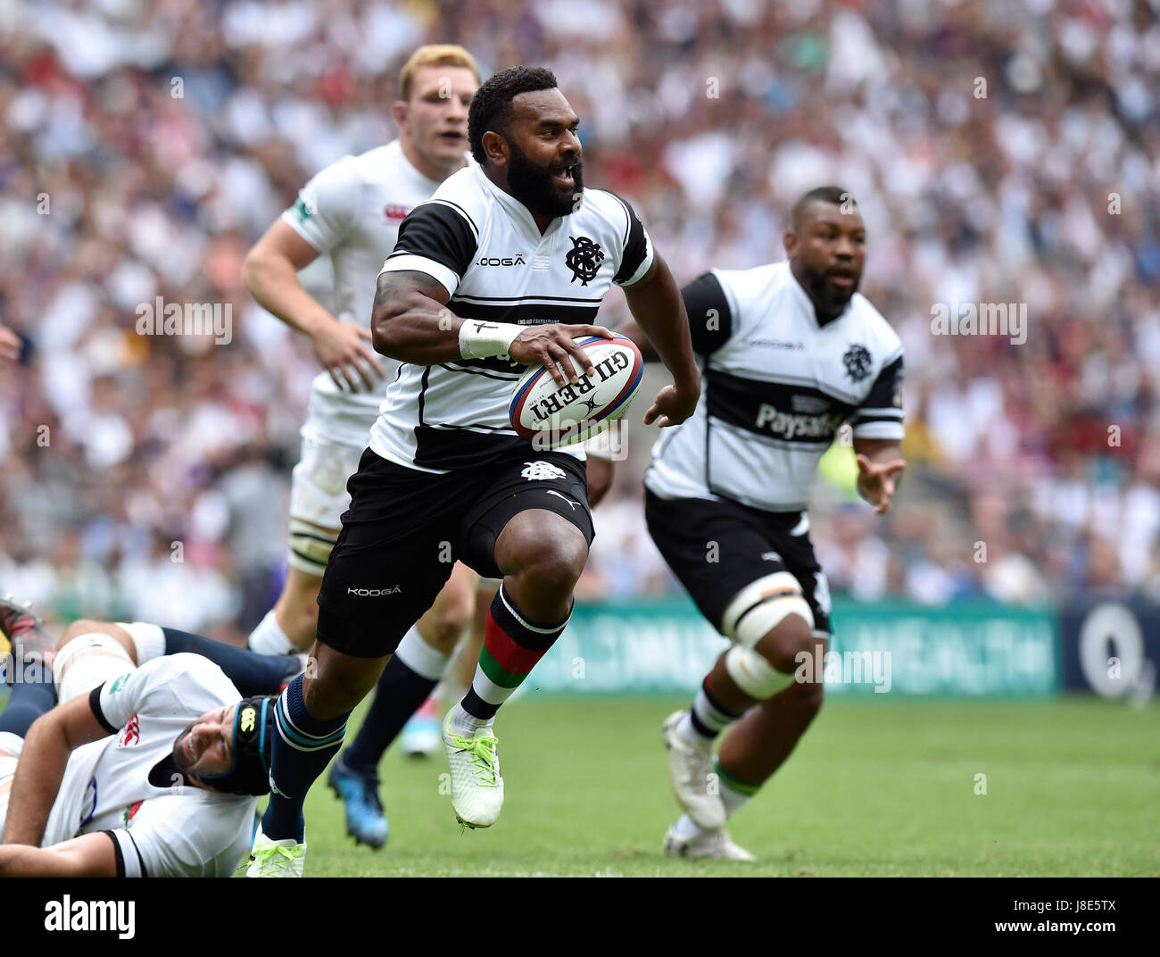 Londra, Inghilterra - 28 Maggio 2017: Timoci Nagusa (Barbari) stava cercando di evitare di attaccare da avversari durante il 2017 Old Mutual ricchezza Cup: Inghilterra vs Barbari a Twickenham Stadium. Credito: Taka Wu/Alamy Live News Foto Stock