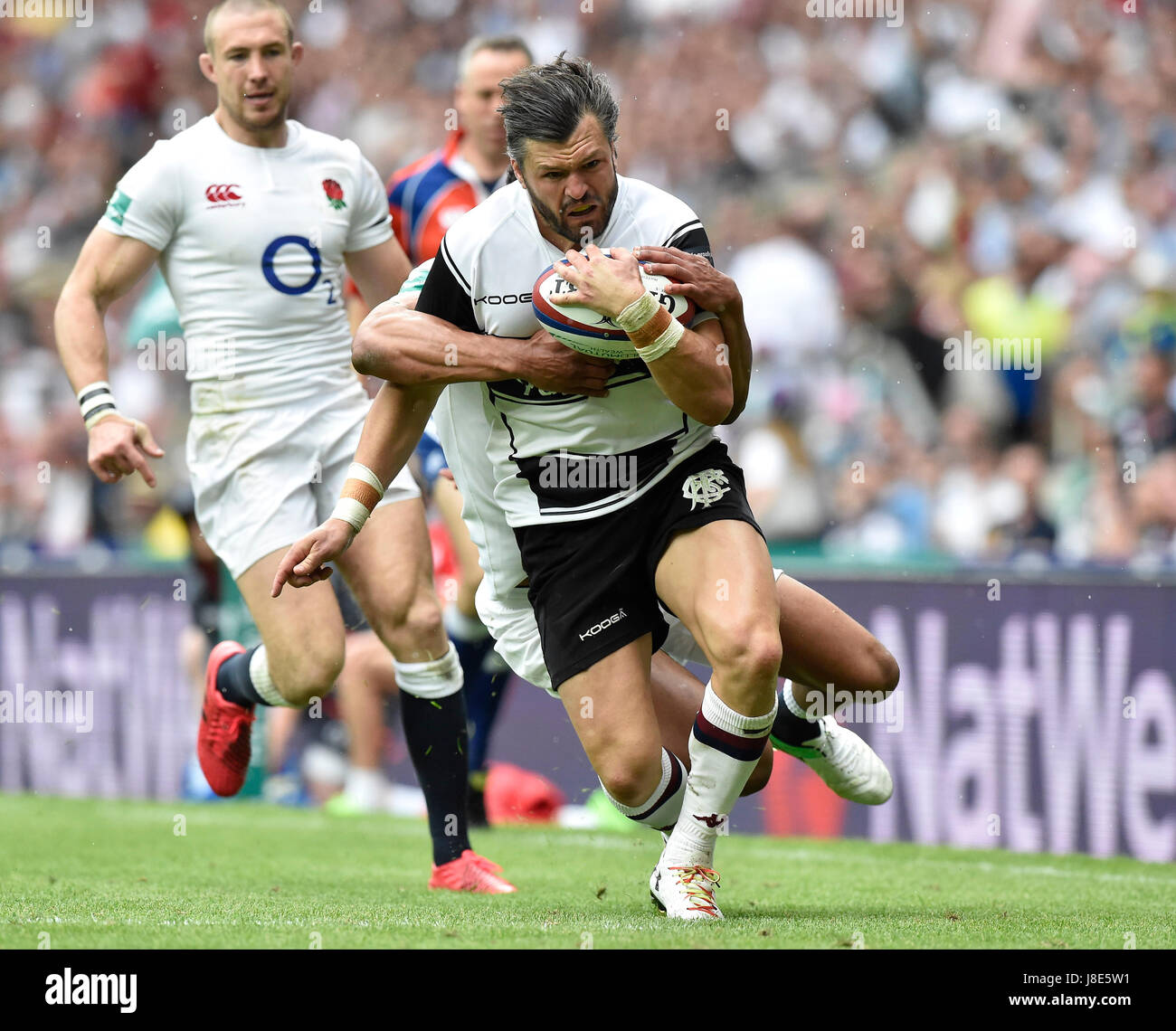 Londra, Inghilterra - 28 Maggio 2017: Adam Ashley-Cooper (Barbari) è stato affrontato durante il 2017 Old Mutual ricchezza Cup: Inghilterra vs Barbari a Twickenham Stadium. Credito: Taka Wu/Alamy Live News Foto Stock