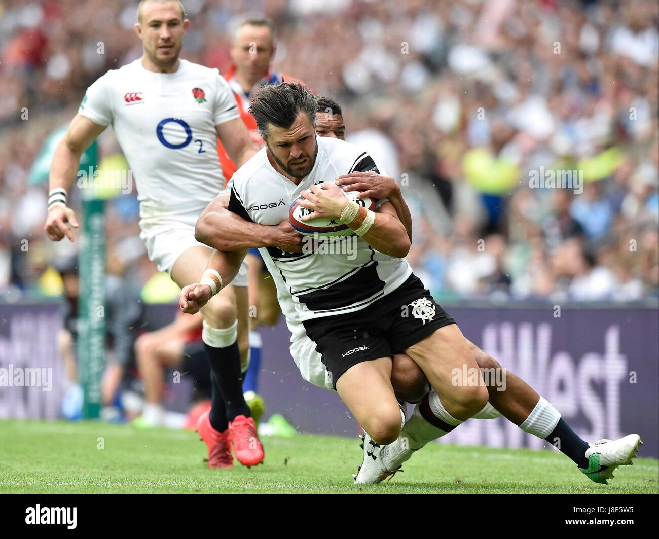 Londra, Inghilterra - 28 Maggio 2017: Adam Ashley-Cooper (Barbari) è stato affrontato durante il 2017 Old Mutual ricchezza Cup: Inghilterra vs Barbari a Twickenham Stadium. Credito: Taka Wu/Alamy Live News Foto Stock