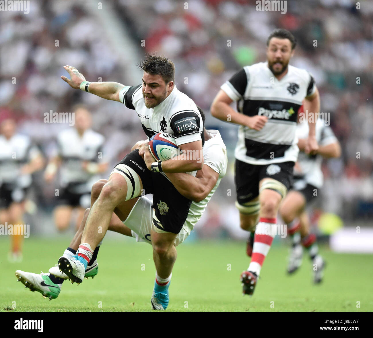 Londra, Inghilterra - 28 Maggio 2017: Facundo Isa (Barbari) è stato affrontato durante il 2017 Old Mutual ricchezza Cup: Inghilterra vs Barbari a Twickenham Stadium. Credito: Taka Wu/Alamy Live News Foto Stock