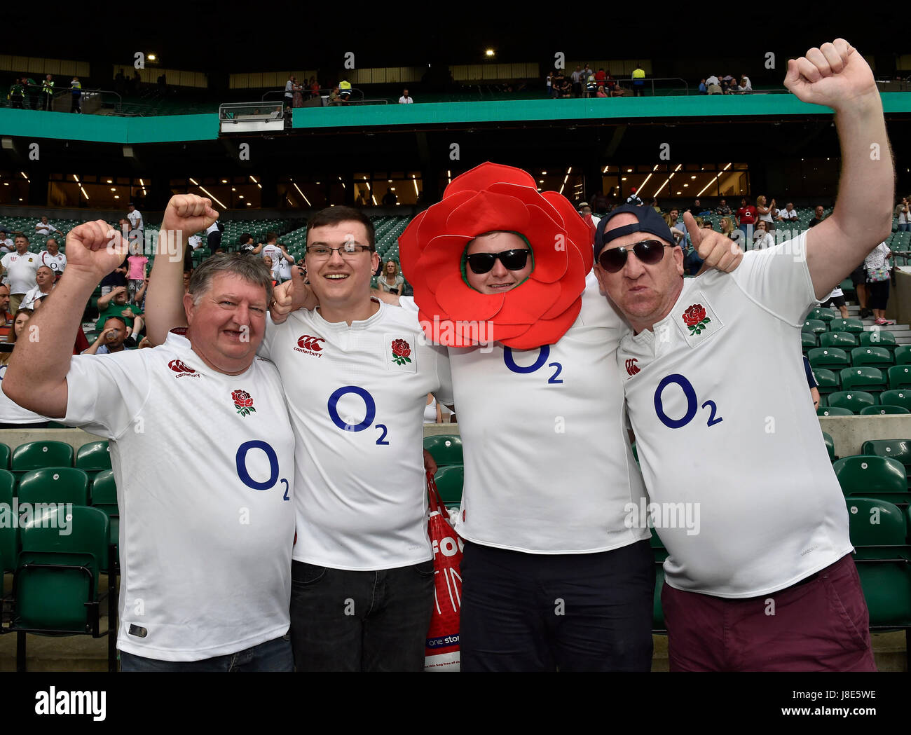 Londra, Inghilterra - 28 Maggio 2017: Inghilterra ventilatori stanno celebrando dopo l Inghilterra ha vinto il 2017 Old Mutual ricchezza Cup: Inghilterra vs Barbari a Twickenham Stadium. Credito: Taka Wu/Alamy Live News Foto Stock