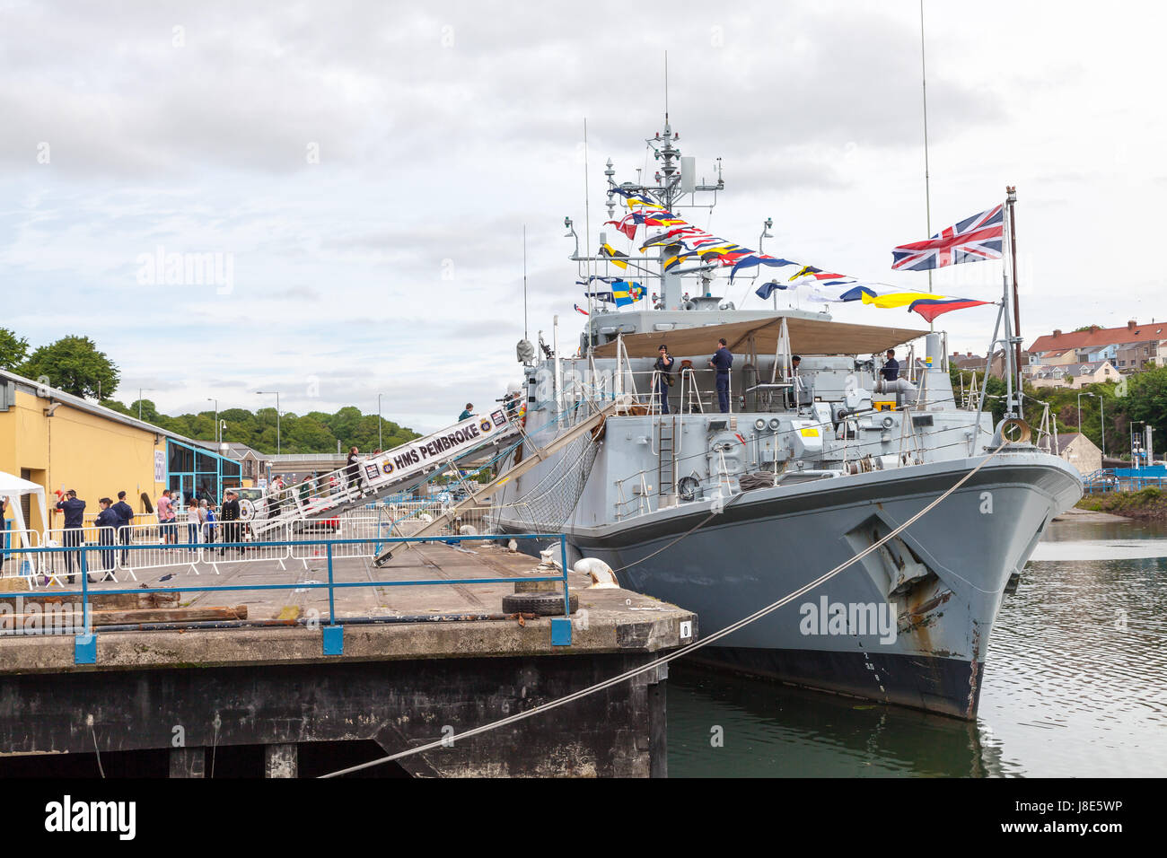 Milford Haven, Regno Unito. Il 28 maggio 2017. I visitatori di imbarco Pembroke HMS a Milford Haven oggi. La Royal Navy Minesweeper è stata aperta al pubblico domenica 12:00 - 16:00. HMS Pembroke è un Sandown-class minehunter della Royal Navy. Scafo e sovrastrutture sono costruiti a partire da plastica rinforzata con fibra di vetro (GRP). Credito: Derek Phillips/Alamy Live News Foto Stock