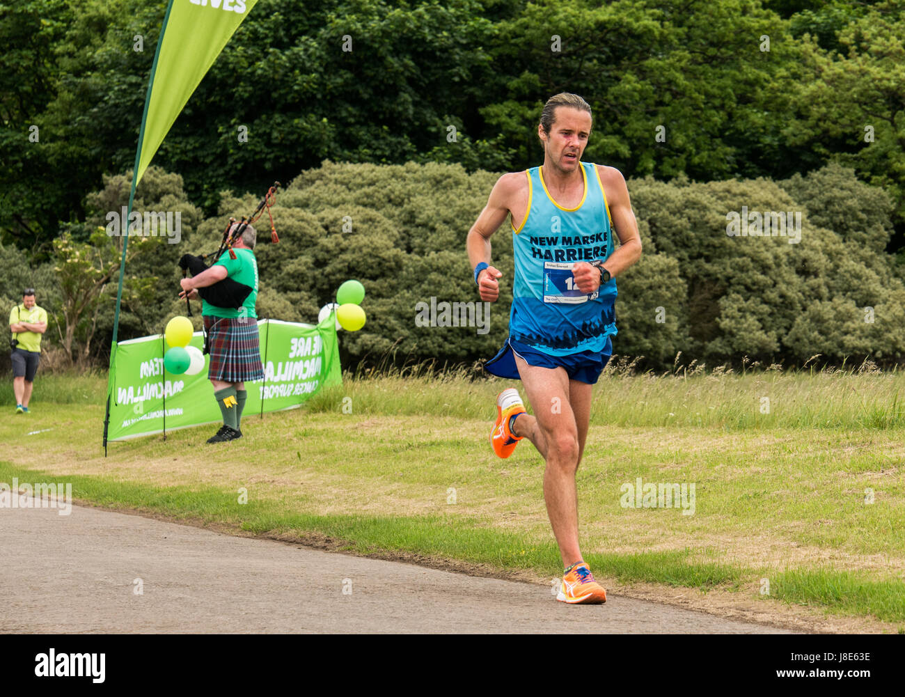 Gosford station wagon, East Lothian, Scozia, Regno Unito. 28 Maggio, 2017. Un maschio singolo runner dal nuovo Marske Harriers presso la maratona di Edimburgo Festival 2017 in Gosford Estate al km 18 Foto Stock