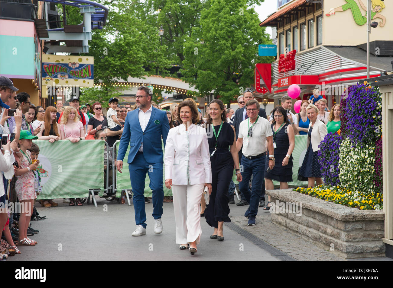 Stoccolma, Svezia, 28 maggio, 2017. Infanzia giornata presso il parco di divertimenti Grona Lund. Questo è il quattordicesimo anno di fila che questo giorno speciale è disposta in corrispondenza di Grona Lund, Stoccolma, Svezia. Lo scopo è quello di raccogliere denaro per il mondo dell infanzia della Fondazione opera per aiutare i bambini vulnerabili. Mondo infanzia Foundation - fondata da H.M Regina Silvia di Svezia. H.M Regina Silvia assiste. Credito: Barbro Bergfeldt/Alamy Live News Foto Stock