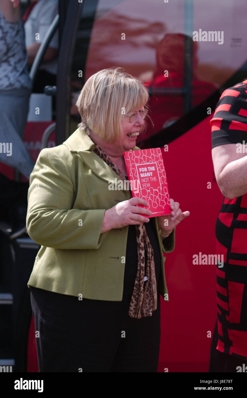 Ryton, Regno Unito. 28 Maggio, 2017. Liz Twist, manodopera candidato per Blaydon tenendo una copia del Manifesto che è stato presentato a lei da Angela Rayneri, Shadow il Segretario di Stato per l'istruzione. Credito: Colin Edwards/Alamy Live News Foto Stock